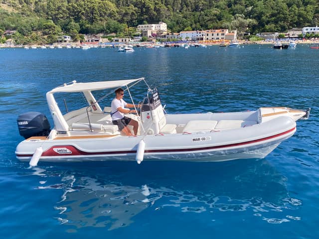 Gommone Mar-Co in navigazione davanti alla costa di Palinuro